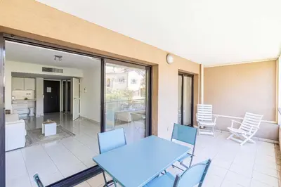 Coin salon dans l'établissement Charming apartment with balcony-pool - Cannes