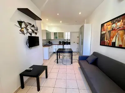 Cuisine ou kitchenette dans l'établissement Viva Riviera Residence Rue Florian close Croisette