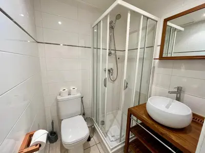 Salle de bains dans l'établissement Viva Riviera Residence Rue Florian close Croisette