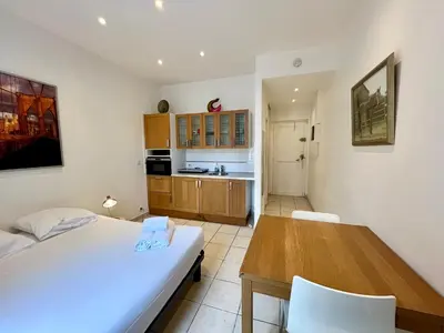 Cuisine ou kitchenette dans l'établissement Viva Riviera Residence Rue Florian close Croisette