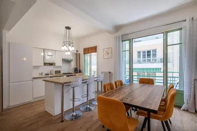 Cuisine ou kitchenette dans l'établissement LOUIS GALLET Juan les Pins 2 min des plages - 6 couchages