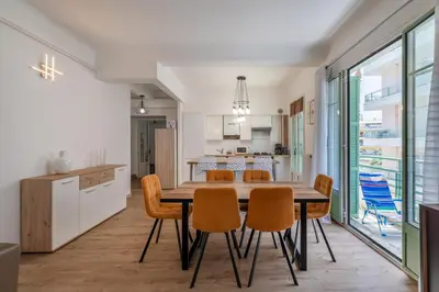Cuisine ou kitchenette dans l'établissement LOUIS GALLET Juan les Pins 2 min des plages - 6 couchages