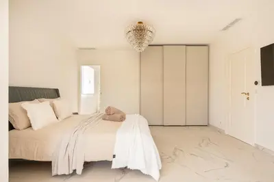 Un ou plusieurs lits dans un hébergement de l'établissement Villa California Cannes Private Pool