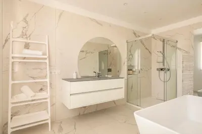 Salle de bains dans l'établissement Villa California Cannes Private Pool
