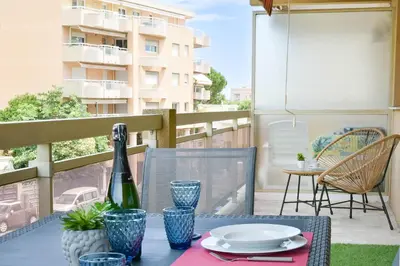 Balcon ou terrasse dans l'établissement Palm Beach Studio with Terrace 150m from beaches