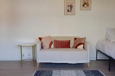 Coin salon dans l'établissement Palm Beach Studio with Terrace 150m from beaches