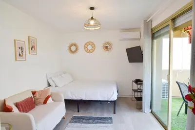 Un ou plusieurs lits dans un hébergement de l'établissement Palm Beach Studio with Terrace 150m from beaches