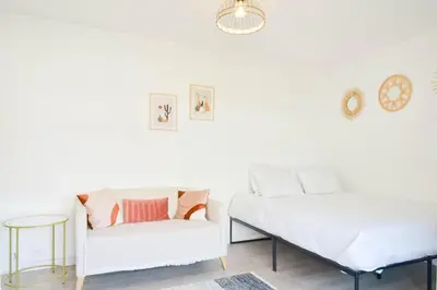 Un ou plusieurs lits dans un hébergement de l'établissement Palm Beach Studio with Terrace 150m from beaches