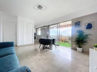Télévision ou salle de divertissement dans l'établissement Juan les pins Studio détente Vacances & Mer