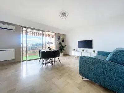 Télévision ou salle de divertissement dans l'établissement Juan les pins Studio détente Vacances & Mer