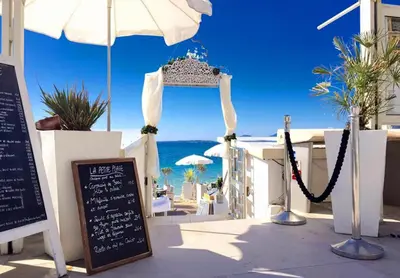 Vue générale sur la mer ou vue sur la mer prise depuis l'appartement