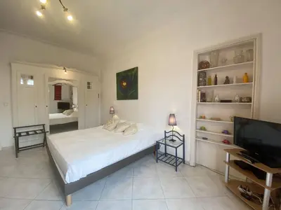 Un ou plusieurs lits dans un hébergement de l'établissement 242 Cannes La Croisette - PALAIS MIRAMAR - Studio au calme coté jardin