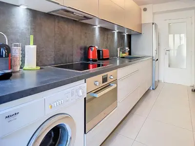 Cuisine ou kitchenette dans l'établissement Beau 2 pièces proche Croisette avec parking 211