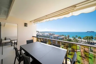 Vue générale sur la mer ou vue sur la mer prise depuis l'appartement