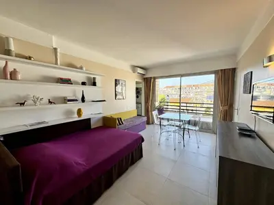 Télévision ou salle de divertissement dans l'établissement Cannes proche Croisette - 2 pièces au calme avec terrasse