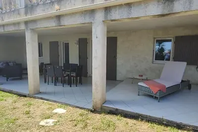 Coin salon dans l'établissement Chez LINAT - Paisible appartement avec jardin et vue mer