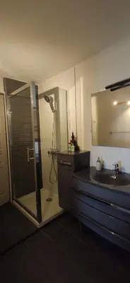 Salle de bains dans l'établissement Chez LINAT - Paisible appartement avec jardin et vue mer