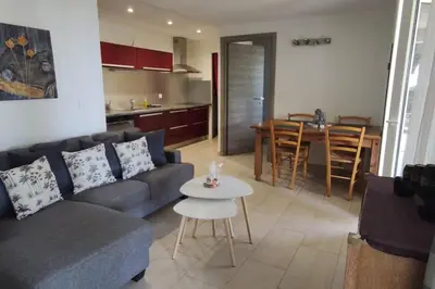Coin salon dans l'établissement Chez LINAT - Paisible appartement avec jardin et vue mer