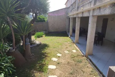 Jardin de l'établissement Chez LINAT - Paisible appartement avec jardin et vue mer
