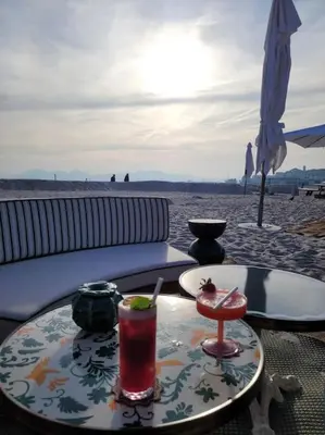 Vue générale sur la mer ou vue sur la mer prise depuis l'appartement