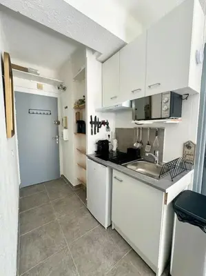 Cuisine ou kitchenette dans l'établissement Studio cosy à 5 min de la mer