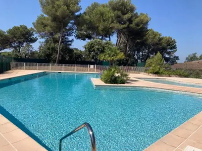 Piscine de l'établissement Coin de paradis, piscine, parking, terrasse ou située à proximité