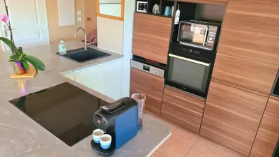 Cuisine ou kitchenette dans l'établissement Coin de paradis, piscine, parking, terrasse