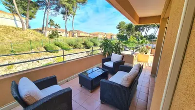 Balcon ou terrasse dans l'établissement Coin de paradis, piscine, parking, terrasse