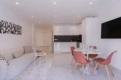 Cuisine ou kitchenette dans l'établissement Cannes Molière - Palais, Plage, Balcon, Clim et Centre ville