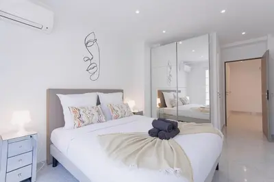 Un ou plusieurs lits dans un hébergement de l'établissement Cannes Molière - Palais, Plage, Balcon, Clim et Centre ville