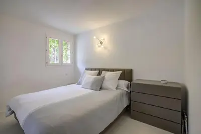 Un ou plusieurs lits dans un hébergement de l'établissement Twin Luxurious Villas 8 BR Pool in Vallauris