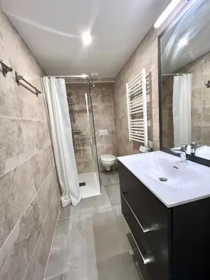 Salle de bains dans l'établissement VIEIL ANTIBES - 4 couchages - Parking privé