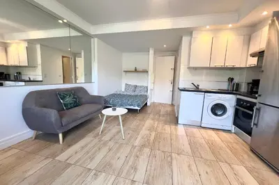 Cuisine ou kitchenette dans l'établissement CANNES - STUDIO proximité Mer et commerces