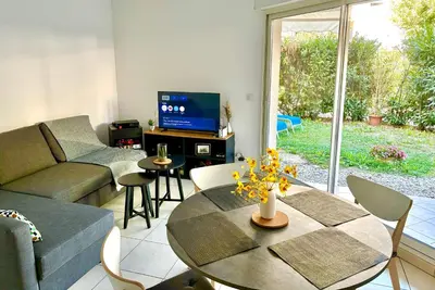 Coin salon dans l'établissement Beachside Apartment with Pool & Garden in Juan les Pins