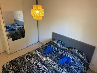Un ou plusieurs lits dans un hébergement de l'établissement Beachside Apartment with Pool & Garden in Juan les Pins