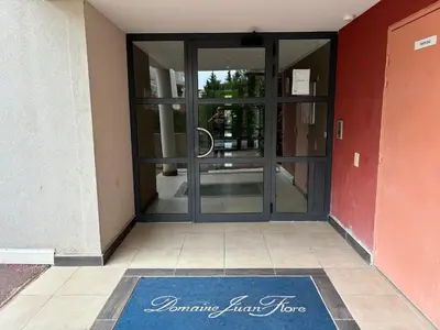 Façade ou entrée de l'établissement Beachside Apartment with Pool & Garden in Juan les Pins
