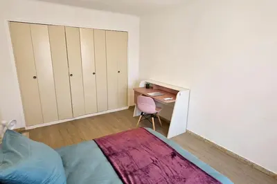 Un ou plusieurs lits dans un hébergement de l'établissement Trois pièces au cœur d'Antibes ! proche plage et parking a disposition
