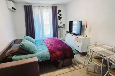 Télévision ou salle de divertissement dans l'établissement Trois pièces au cœur d'Antibes ! proche plage et parking a disposition