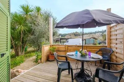 Jardin de l'établissement Appartement moderne à Villeneuve-Loubet, 45 m², terrasse aménagée