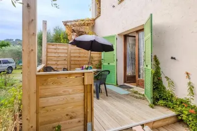 Jardin de l'établissement Appartement moderne à Villeneuve-Loubet, 45 m², terrasse aménagée