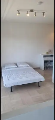 Un ou plusieurs lits dans un hébergement de l'établissement Antibes beau studio lumineux