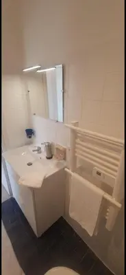 Salle de bains dans l'établissement Antibes beau studio lumineux