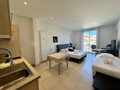 Un ou plusieurs lits dans un hébergement de l'établissement Cannes La Croisette - Joli studio au calme coté jardin