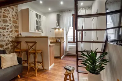 Cuisine ou kitchenette dans l'établissement Lovely air-conditioned studio - Vieil Antibes