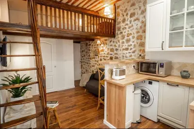 Cuisine ou kitchenette dans l'établissement Lovely air-conditioned studio - Vieil Antibes