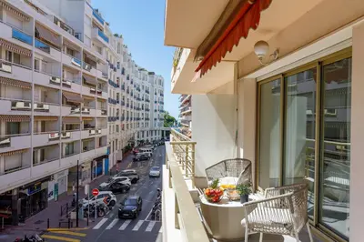 Balcon ou terrasse dans l'établissement Premium 80sqm Apartment Opposite Martinez, Steps from Congress Center