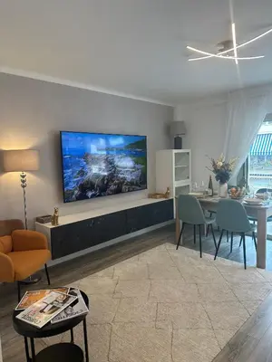 Télévision ou salle de divertissement dans l'établissement Premium 80sqm Apartment Opposite Martinez, Steps from Congress Center