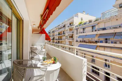 Balcon ou terrasse dans l'établissement Premium 80sqm Apartment Opposite Martinez, Steps from Congress Center