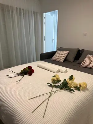 Un ou plusieurs lits dans un hébergement de l'établissement Premium 80sqm Apartment Opposite Martinez, Steps from Congress Center