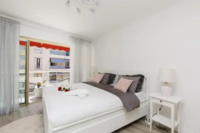 Un ou plusieurs lits dans un hébergement de l'établissement Premium 80sqm Apartment Opposite Martinez, Steps from Congress Center